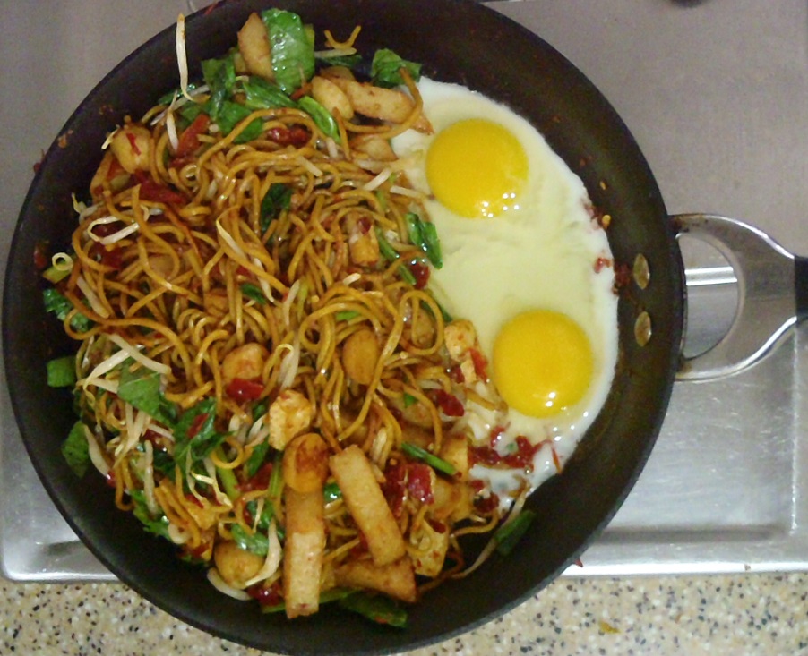 Separate the noodle with the egg
