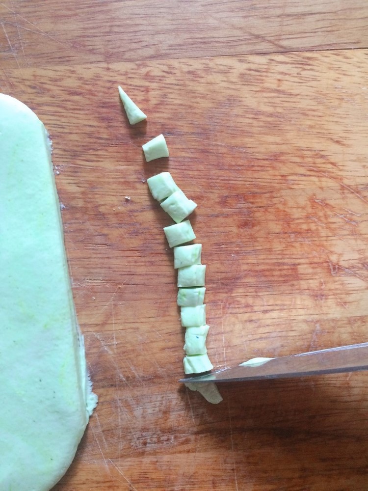 Make a small pieces of pandan bubbles