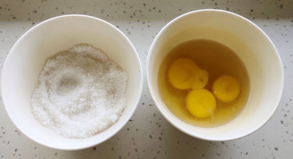 Measure the ratio of egg and sugar to bake kuih bahulu