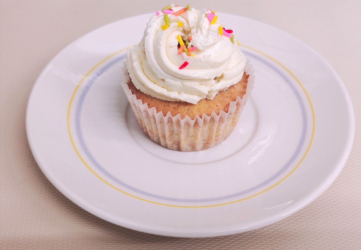 Single Cupcake Vanilla With Sprinkle Colour Rice